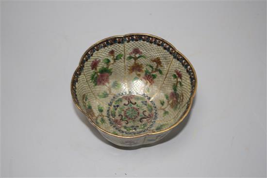 A Chinese plique a jour bowl lobed bowl, with floral decoration, diameter 13cm, height 7cm